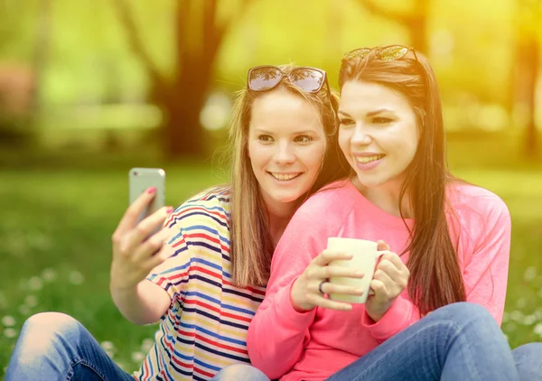 Amigos haciendo selfie en hermoso día de verano en el parque — Foto de Stock