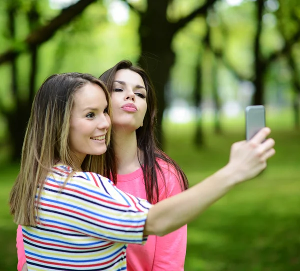 Amigos haciendo selfie en hermoso día de verano en el parque — Foto de Stock