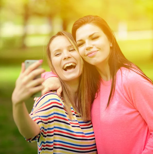 Vänner att göra selfie vacker sommardag i park — Stockfoto