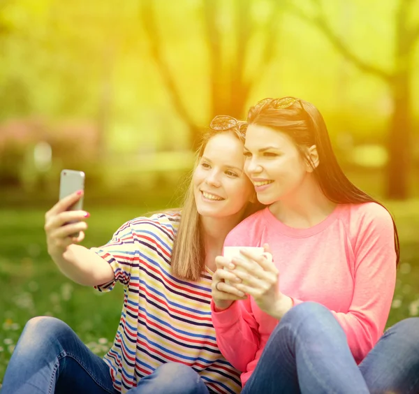 Vrienden maken selfie op mooie zomerdag in park — Stockfoto