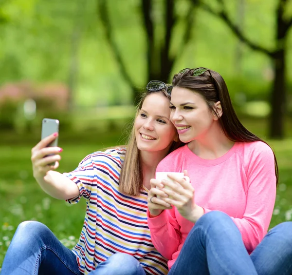 Přátel, aby selfie na krásné letní den v parku — Stock fotografie