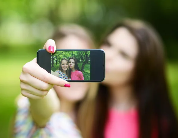 Друзья делают селфи с мобильным телефоном в прекрасный летний день — стоковое фото