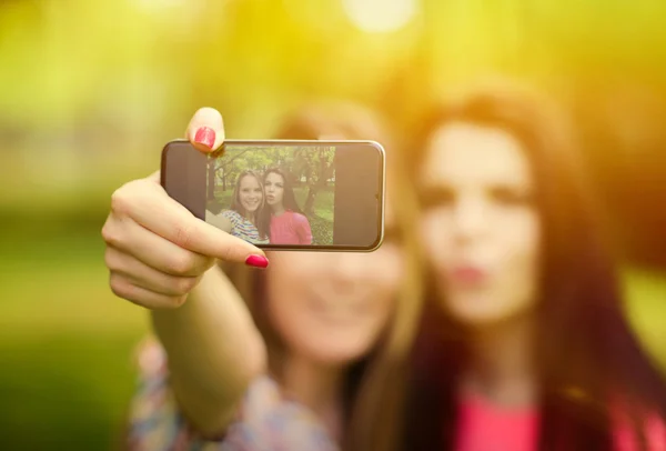 Друзья делают селфи с мобильным телефоном в прекрасный летний день — стоковое фото