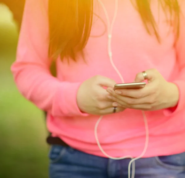 Närbild av tonårsflickor händer att använda mobiltelefoner utomhus — Stockfoto