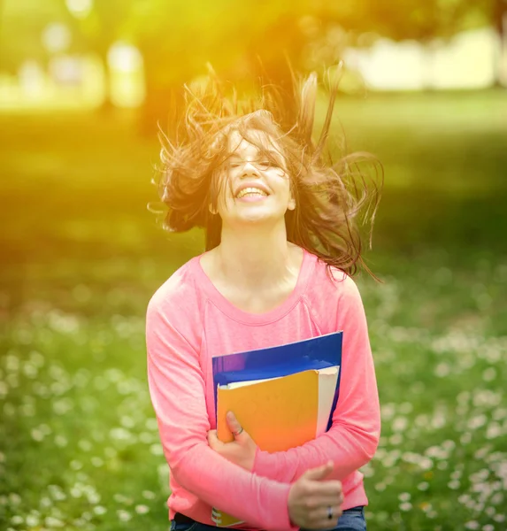 Felice studente ragazza che salta per la gioia dopo superato l'esame — Foto Stock