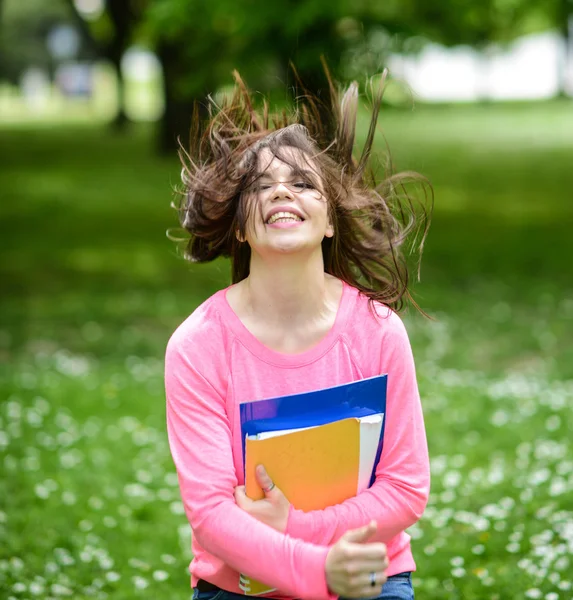 Gelukkig student meisje te springen van vreugde na doorgegeven examen — Stockfoto