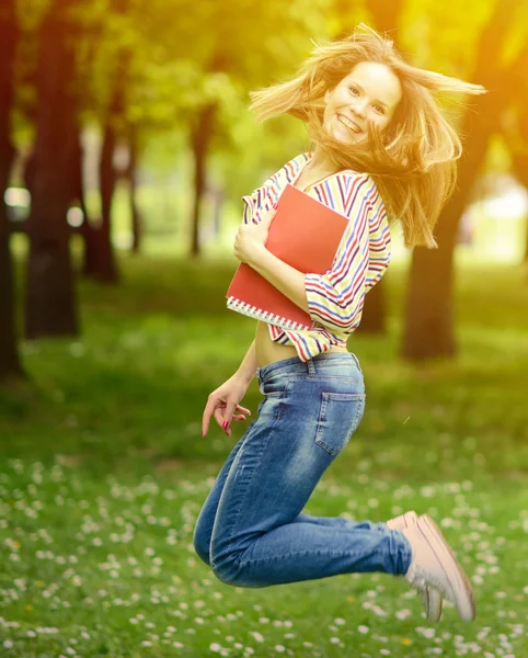 Mutlu öğrenci kız geçti sınav sonra sevinç için atlama — Stok fotoğraf