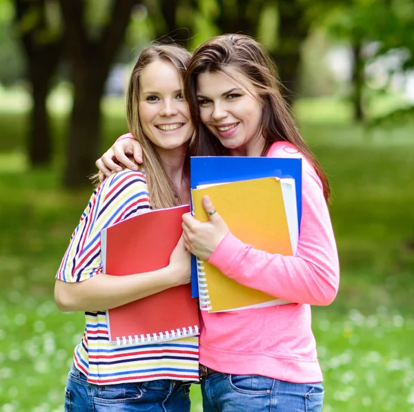 Heureux étudiants dans le parc d'été — Photo