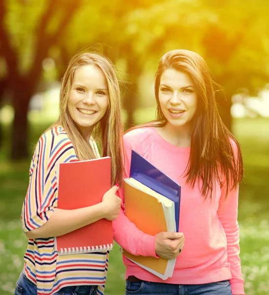 Estudiantes felices en el parque de verano — Foto de Stock