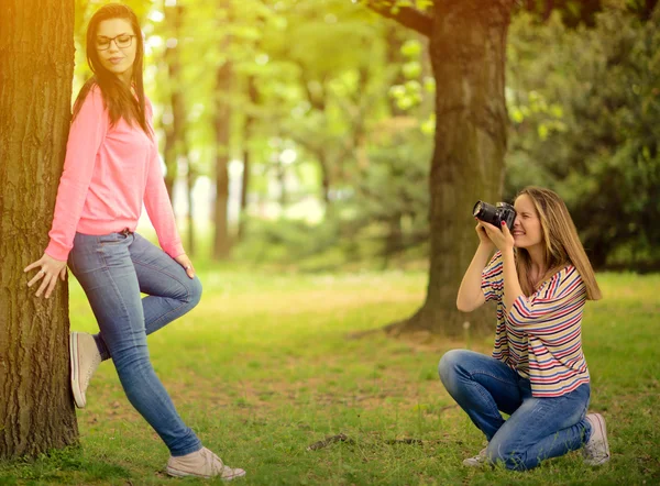 Photographer takes photo of young beautiful brunette woman in pa — Stock Photo, Image