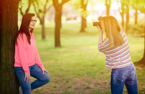 Photographer takes photo of young beautiful brunette woman in pa — Stock Photo, Image