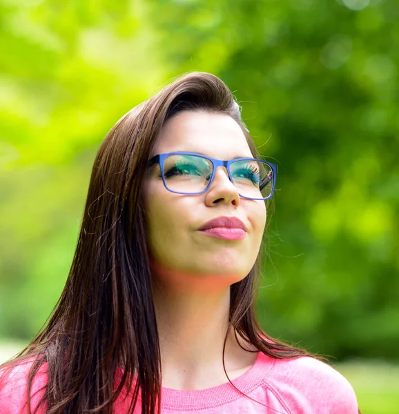 Portret charmante jonge vrouw bril lachende achtergrond zomer — Stockfoto