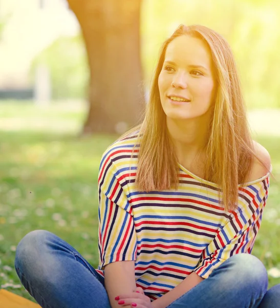 Portrait close up of young beautiful smiling woman in nature — Stock Photo, Image