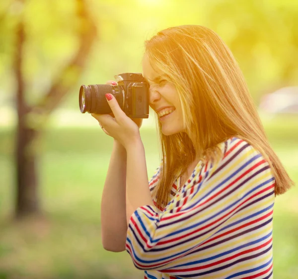 Portrait of beautiful laughing brunette girl taking photos at pa — Stock Photo, Image