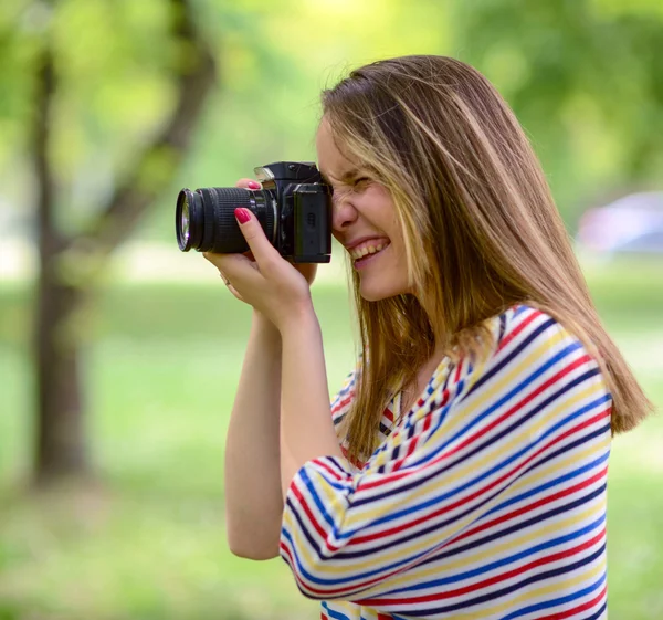 Ritratto di bella ragazza bruna ridente che scatta foto a pa — Foto Stock