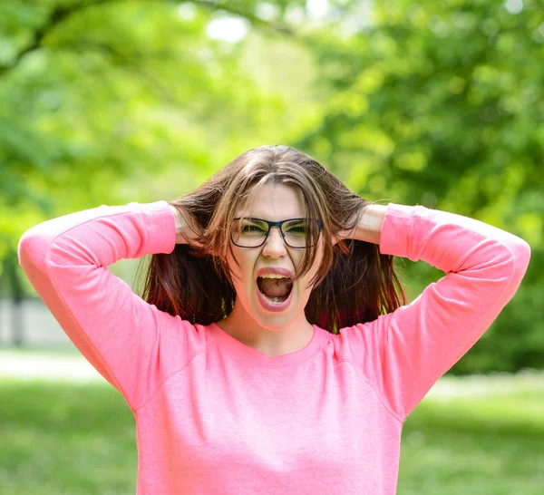 Grito - Hermosa mujer joven gritando y tirando de pelo outdoo — Foto de Stock