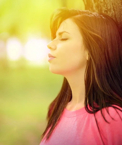 Spring woman enjoying nature on a beautiful summer day — Stock Photo, Image