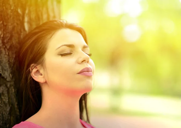 Voorjaar vrouw genieten van de natuur op een mooie zomerdag — Stockfoto