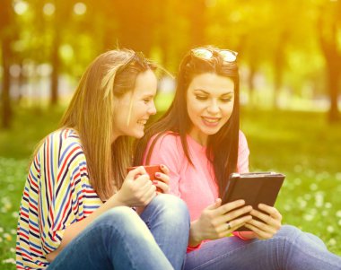 Kahve içme ve browsing enterne tablet p genç kadın