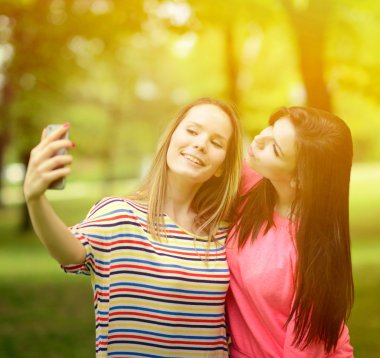 Arkadaşlar selfie güzel yaz günü parkta yapma.