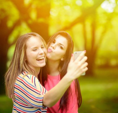 Arkadaşlar selfie güzel yaz günü parkta yapma.