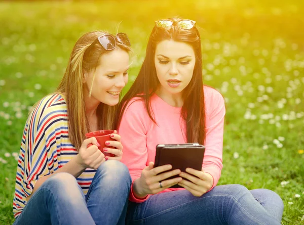 Jeunes femmes buvant du café et naviguant sur Internet sur tablette à p — Photo