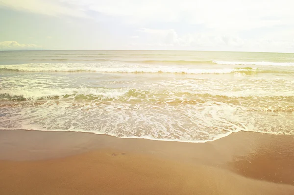 Playa tropical vacía y cielo azul claro — Foto de Stock
