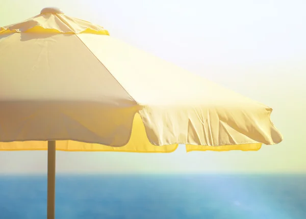 Guarda-chuva de praia contra o mar e o céu — Fotografia de Stock