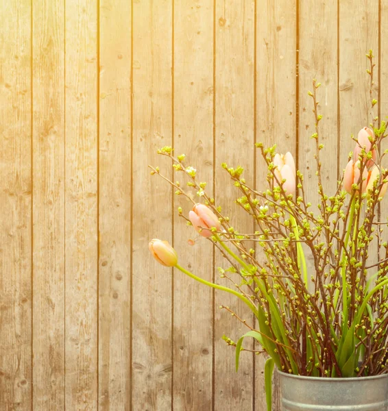 Bellissimi tulipani primaverili in vaso sullo sfondo in legno — Foto Stock