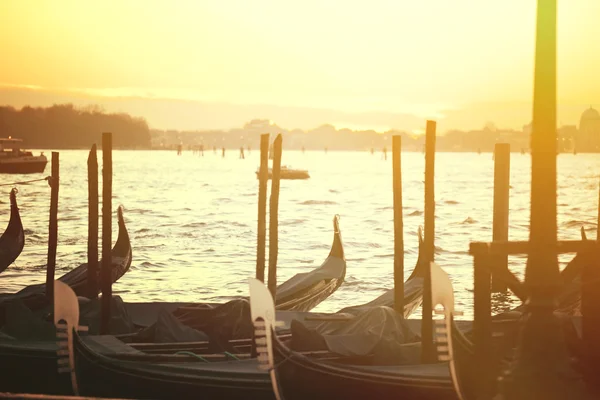 Wunderschöner Sonnenuntergang in Venedig mit Gondeln — Stockfoto