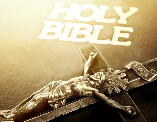 Cross och slutna Bibeln — Stockfoto
