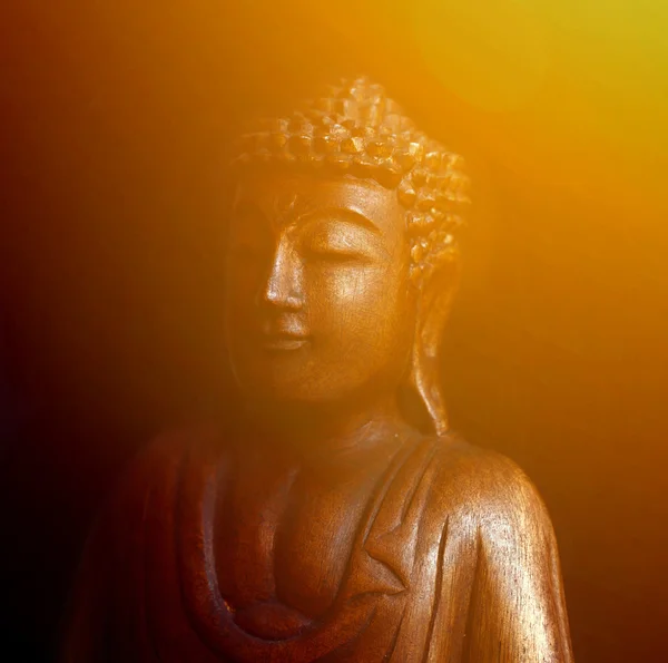 Buddha stående mot svart bakgrund — Stockfoto