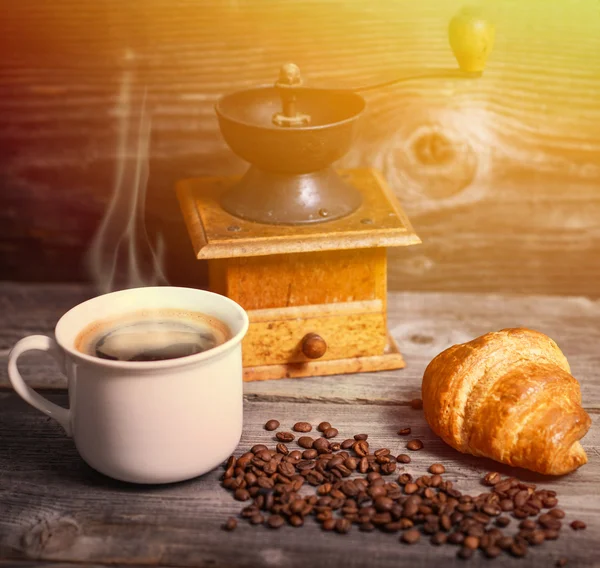 Taze kruvasan ve kahve — Stok fotoğraf