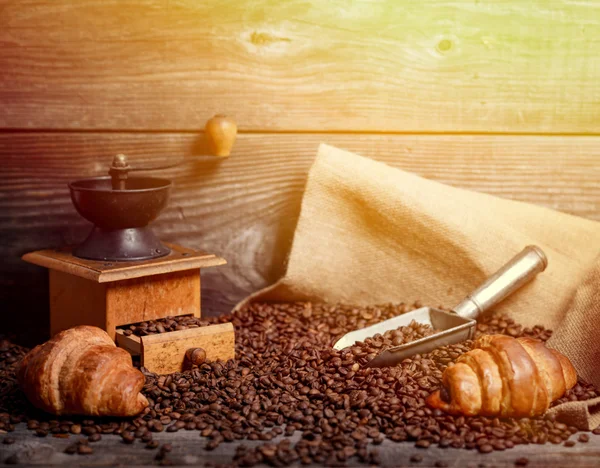 Fondo de café con artículos y croissant fresco —  Fotos de Stock