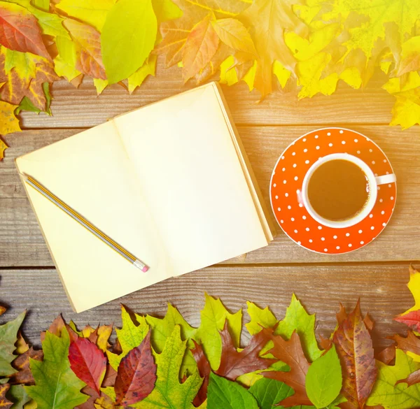 Fondo de otoño colorido con hojas otoñales libro y café — Foto de Stock