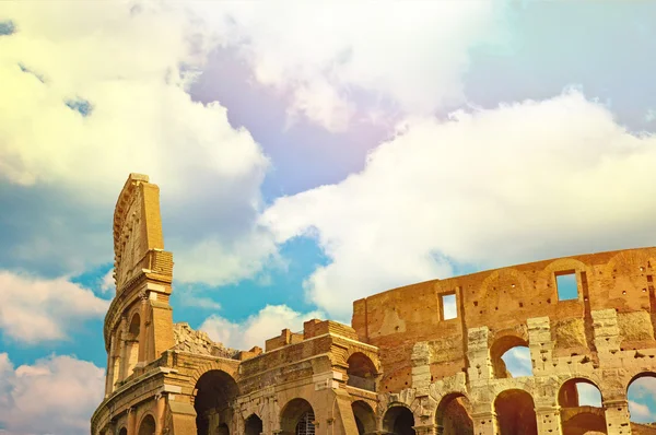 Колізей в Римі з синього неба — стокове фото