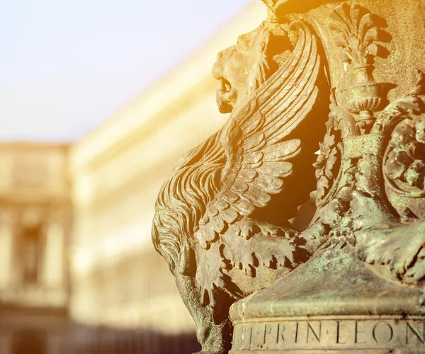 Statua leone alato frammento architettonico di Venezia. Dettaglio di — Foto Stock