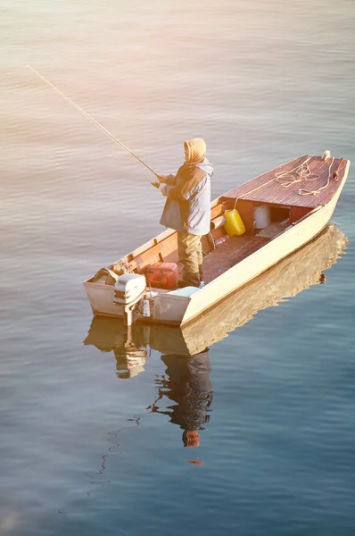 Pescatore nella pesca in barca — Foto Stock