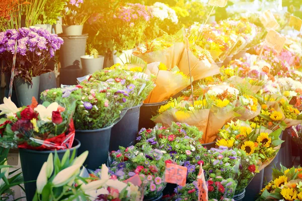 Mercato dei fiori con vari fiori freschi multicolori — Foto Stock