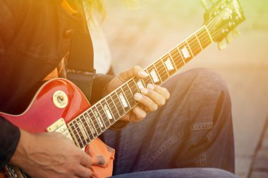 adam sokakta gitar çalmak
