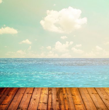mavi okyanus ve ahşap yerde yukarıda gökyüzü