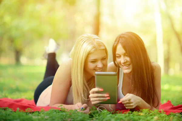 Vrienden plezier tijdens het surfen op internet buitenshuis — Stockfoto