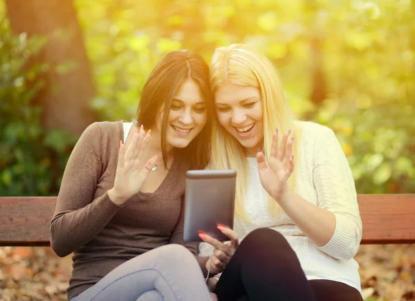 Друзья общаются с другом на открытом воздухе с цифровой планшет — стоковое фото