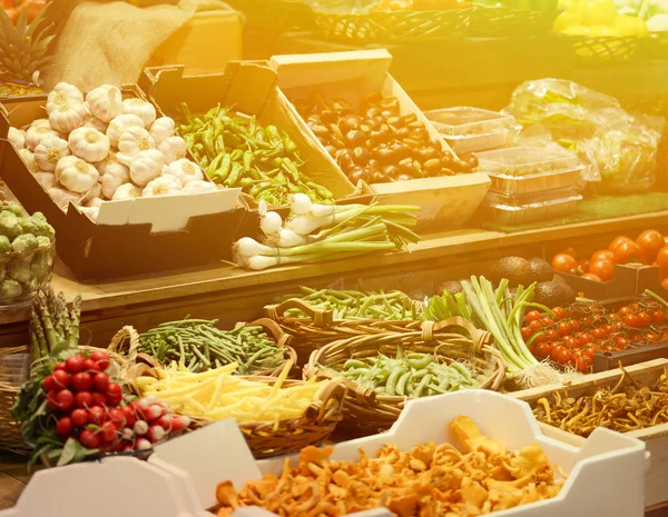 Obstmarkt mit verschiedenen bunten frischen Früchten und Gemüse - — Stockfoto