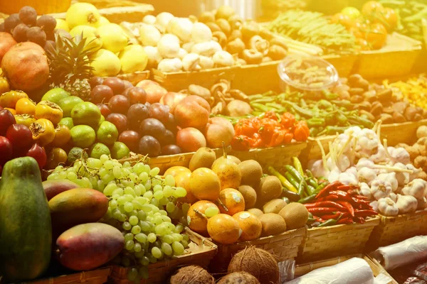 Фруктовый рынок с разнообразными цветными свежими фруктами и овощами - — стоковое фото