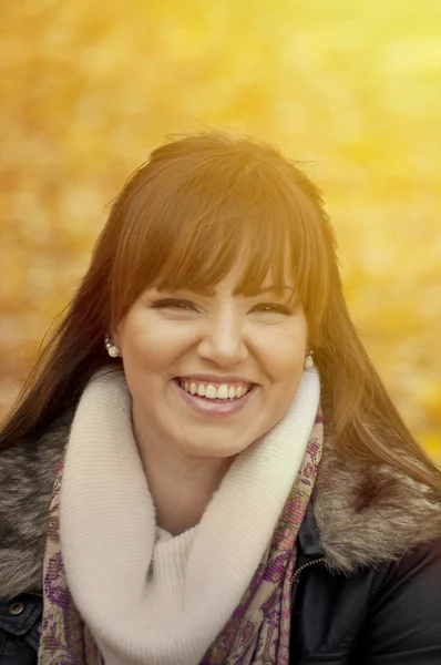 Retrato de bela jovem mulher sorrindo ao ar livre no outono — Fotografia de Stock