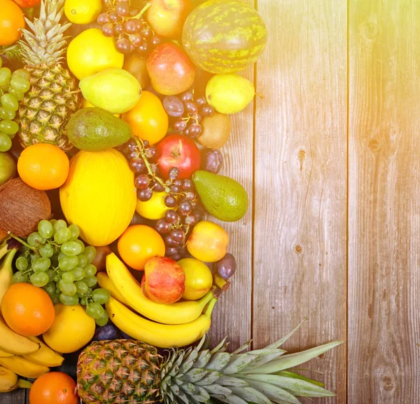 Enorme grupo de frutas frescas coloridas em fundo de madeira - Saúde — Fotografia de Stock