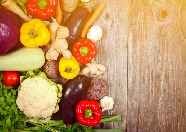 Stor grupp av färska grönsaker på träbord - hög kvalitet s — Stockfoto