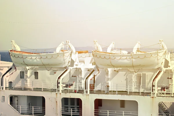 Barcos salva-vidas no navio de cruzeiro — Fotografia de Stock