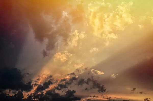 Les rayons de lumière brillent à travers les nuages sombres — Photo